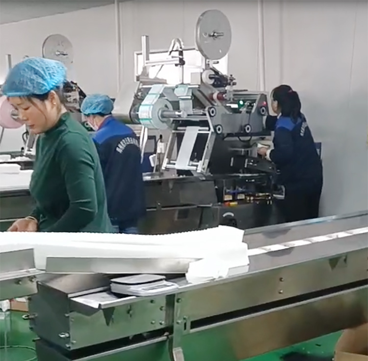 12道濕巾生產(chǎn)線(xiàn)案例現(xiàn)場(chǎng)