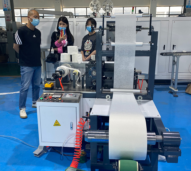 卷式潔面巾機(jī)器 卷式潔面巾機(jī)器