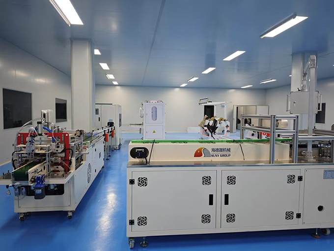 山東東營(yíng)12道濕巾機(jī)及5排洗臉巾設(shè)備客戶現(xiàn)場(chǎng)